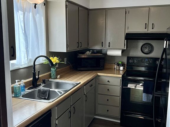 2nd image of 44 Greentree Cir