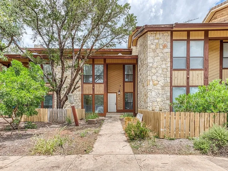 901 Cheyenne — Photo 2