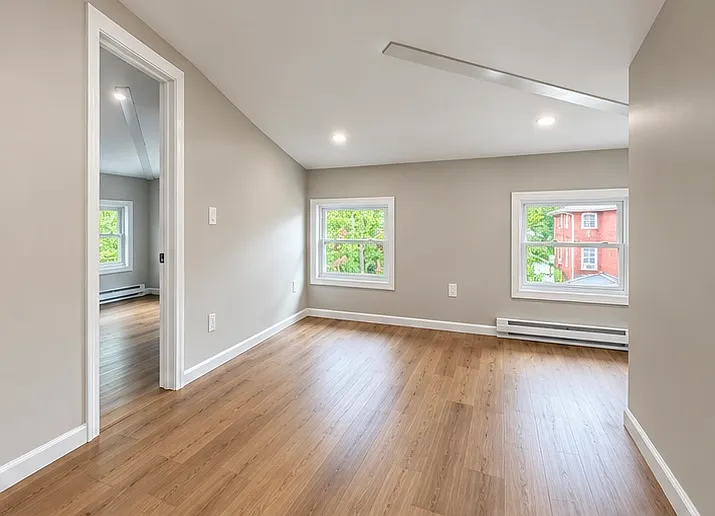 3 bed, 800 sqft, $1,975 — Photo 3