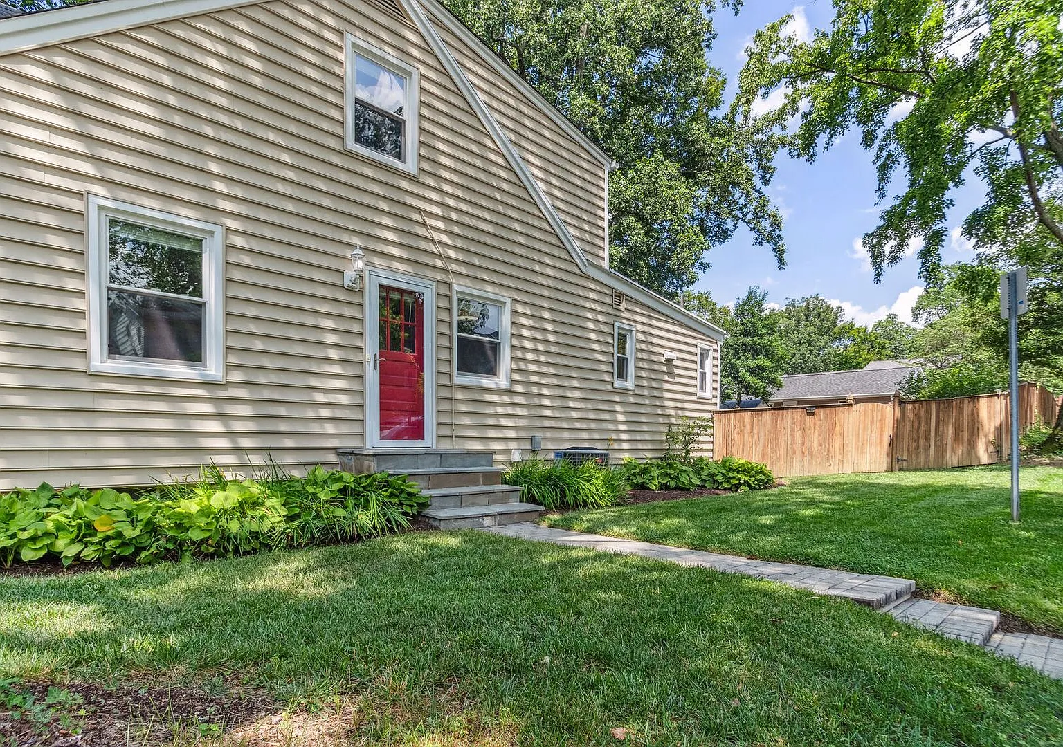 Cute Cape Cod Close to Forest Glen Metro w/huge backyard! — Photo 1