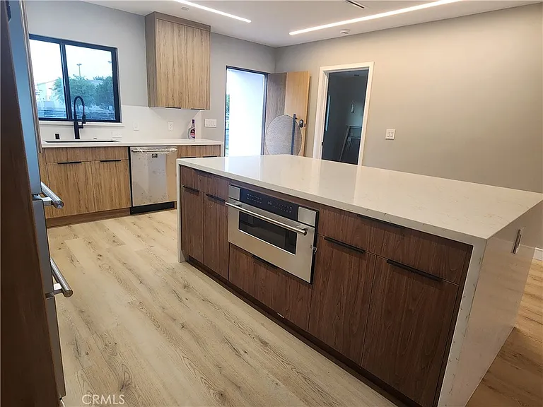 20522 Sherman Way — Photo 11