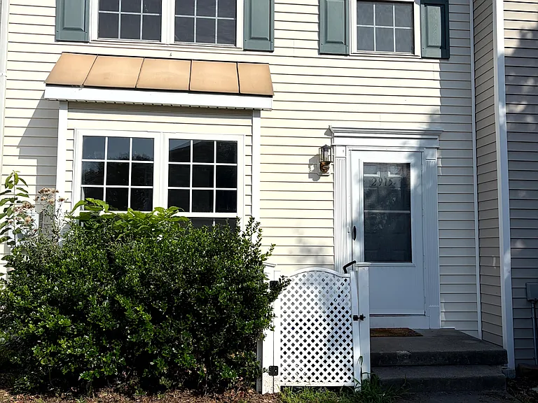 2915 Sorrell Ct — Photo 2