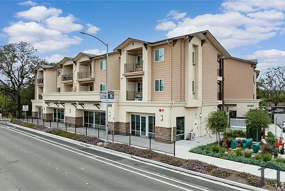 2 bed, 806 sqft, $2,012 — Photo 1