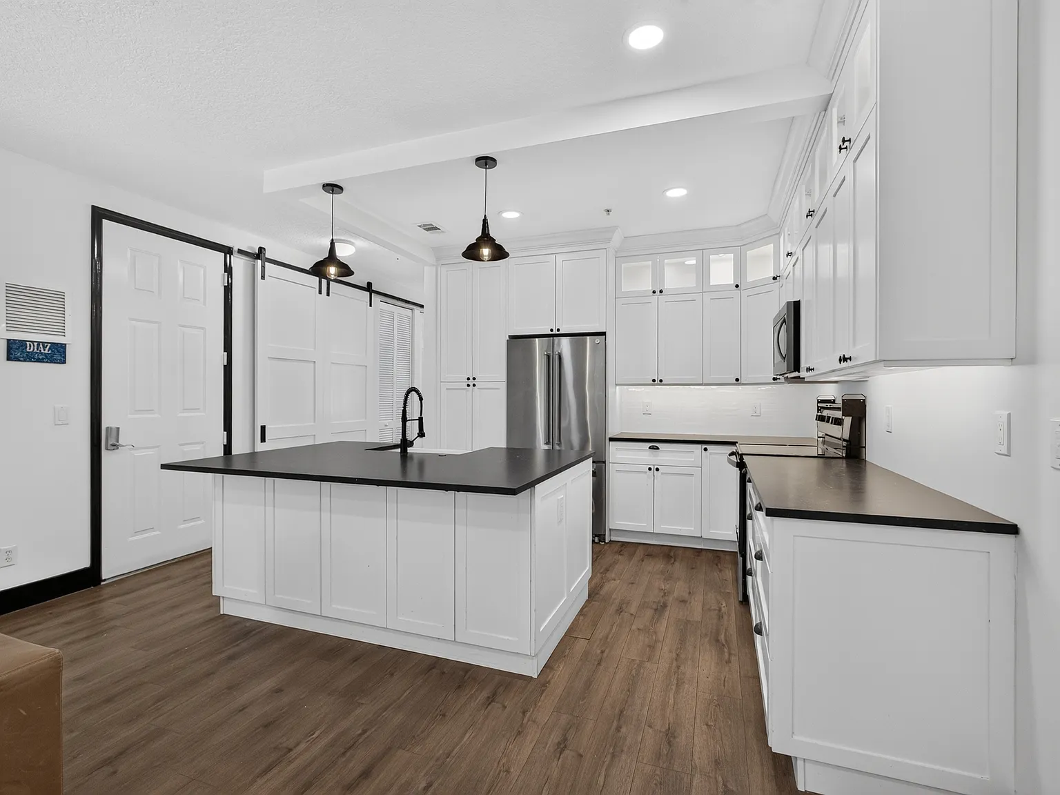 3 bed, 2.5 bath, 1450 sqft, $3,600 — Photo 3
