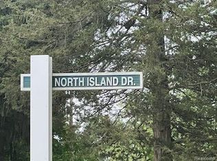 9031 N Island Dr, Flushing, MI 48433
