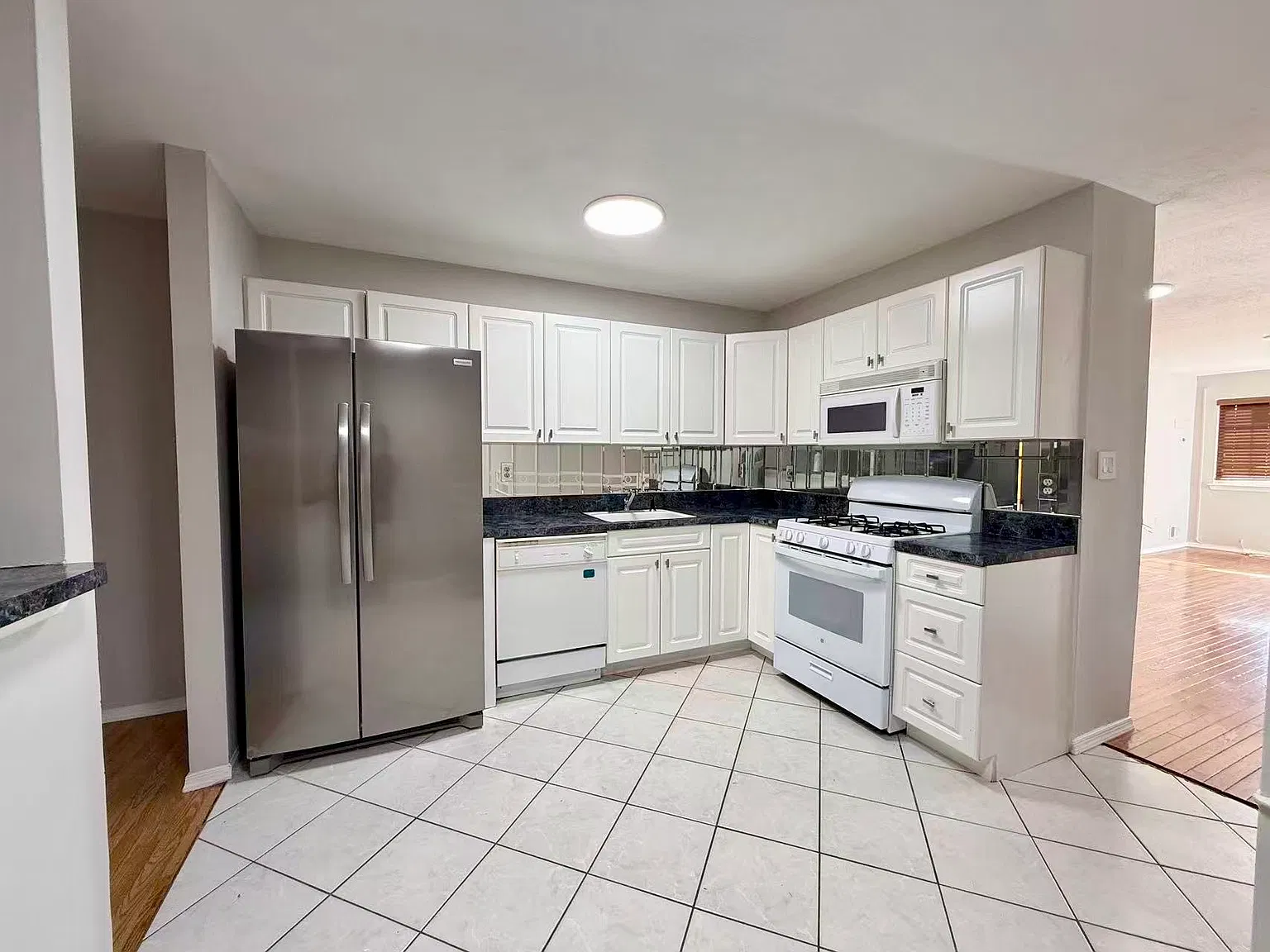 3 bed, 1.5 bath, 1200 sqft, $3,300 — Photo 4