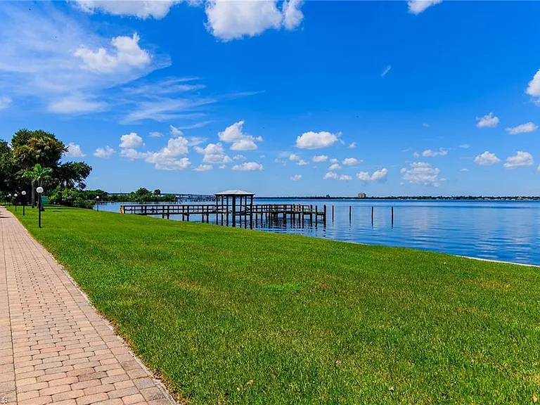 3225 E Riverside Dr — Photo 21