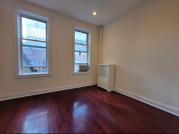 4th image of 421 W 43rd St #3Y