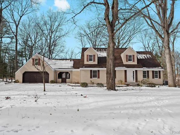 60860 Shady Creek Dr, South Lyon, MI 48178