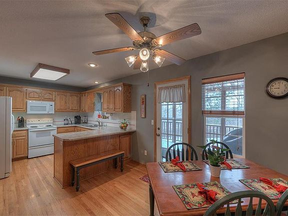 3rd image of 555 Hawthorne Dr