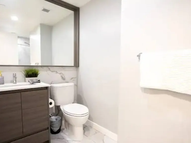 Full bathroom 1