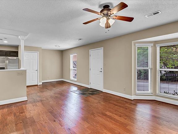 4th image of 1016 Montgomery Ct #1