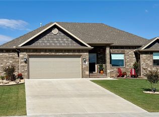 942 E Pinnacle St, Prairie Grove, AR 72753