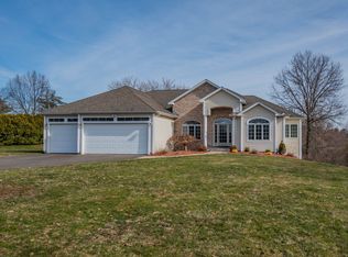 14 Breezy Knoll Dr, Bloomfield, CT 06002