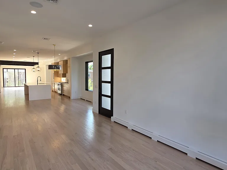 1047B Anderson Ave — Photo 3