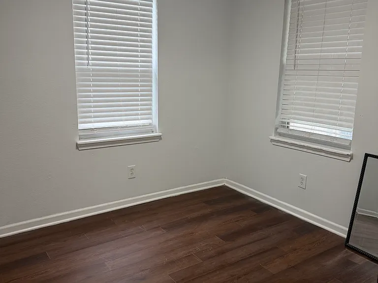 Front bedroom, 9'x 10.6'.