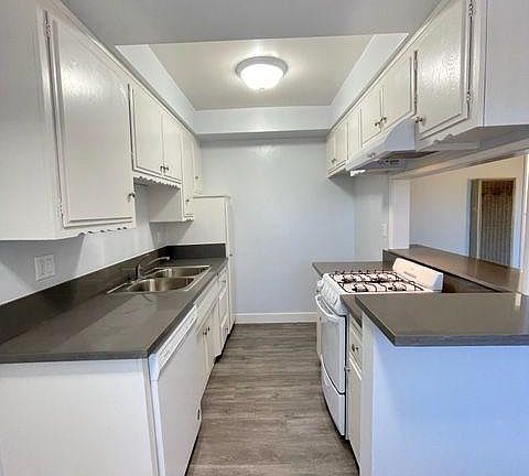 5th image of 409 N Marguerita Ave #10
