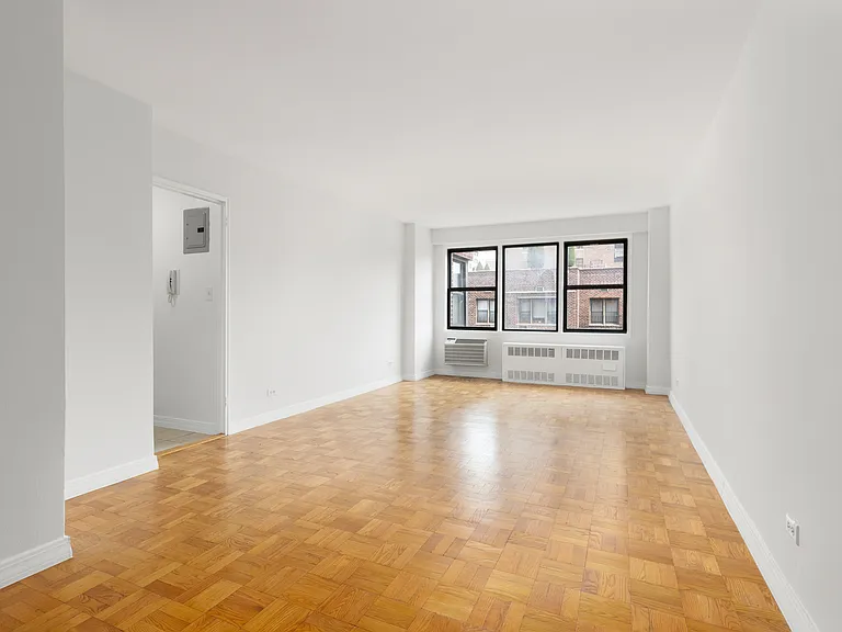 200 E 15th St #7J — Photo 3