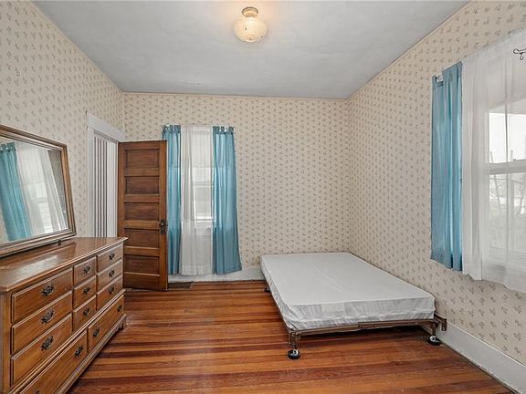 4th image of 224 W Hyde Park Ave