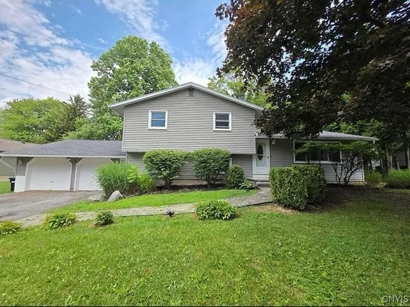 4945 Glen Robin Dr, Syracuse, NY 13215