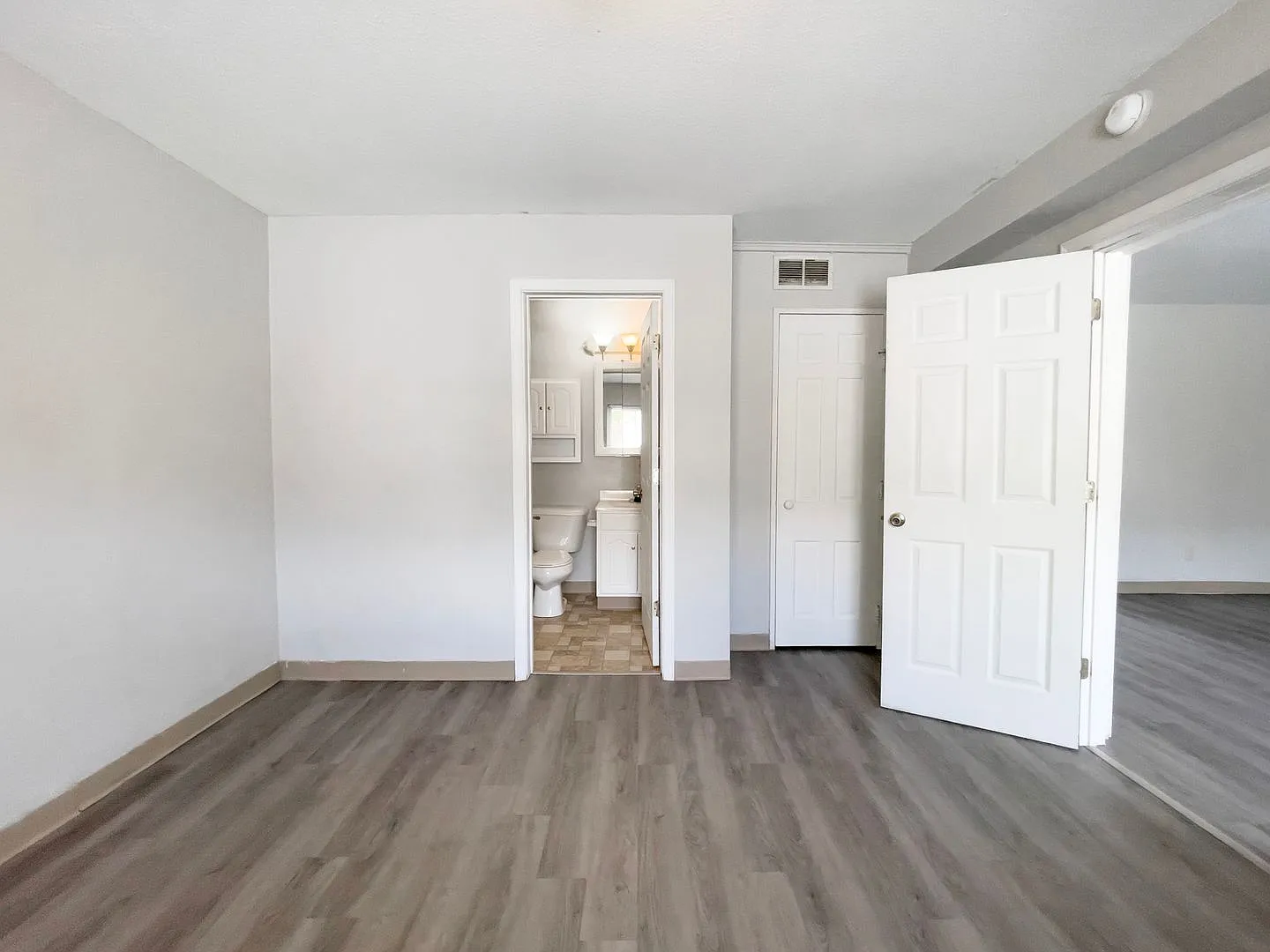 District on Gilbert, close to Campus, updated flooring. — Photo 2