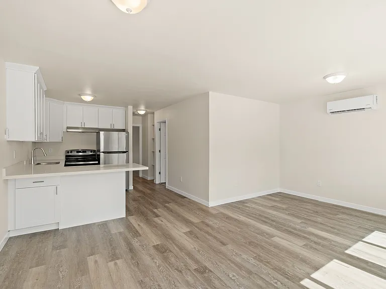 522 W Cushing St #1 — Photo 4