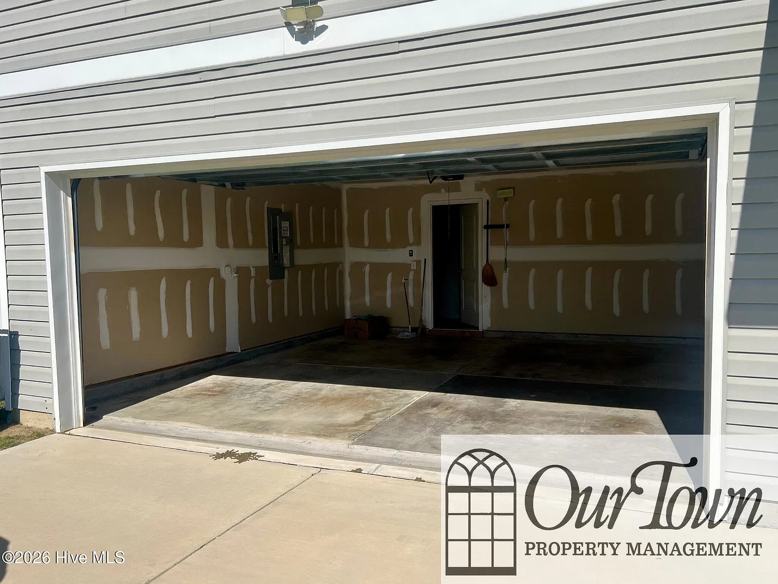 5 bed, 2.5 bath, $1,995 — Photo 3
