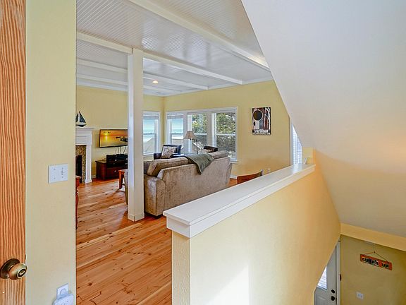 4th image of 484 Bella Beach Cir