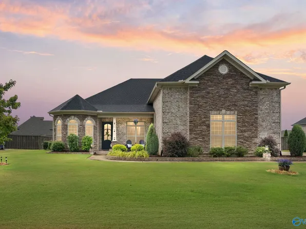 8207 Nantucket Cir SE, Owens Cross Roads, AL 35763