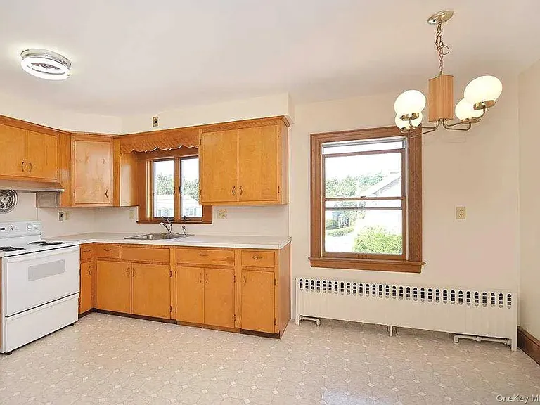 40 Perry Ave — Photo 8