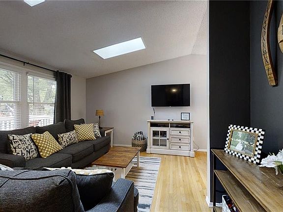 5th image of 16 Coachlight Cir