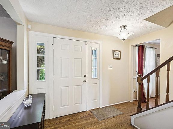 3rd image of 113 Silverleaf Ct
