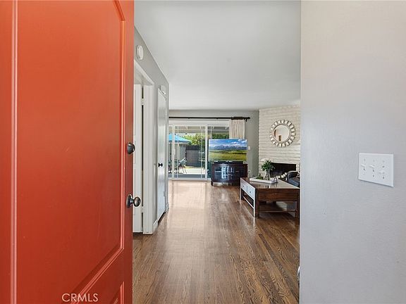 4th image of 6916 Woodlake Ave