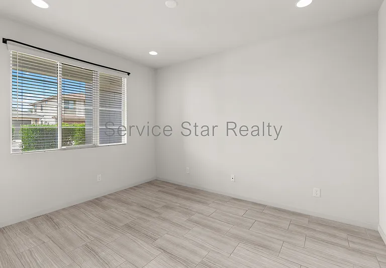 3407 E Louise Dr — Photo 5