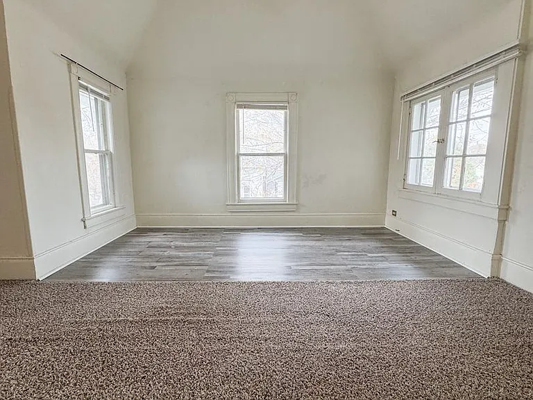 375 W Burkitt St — Photo 2