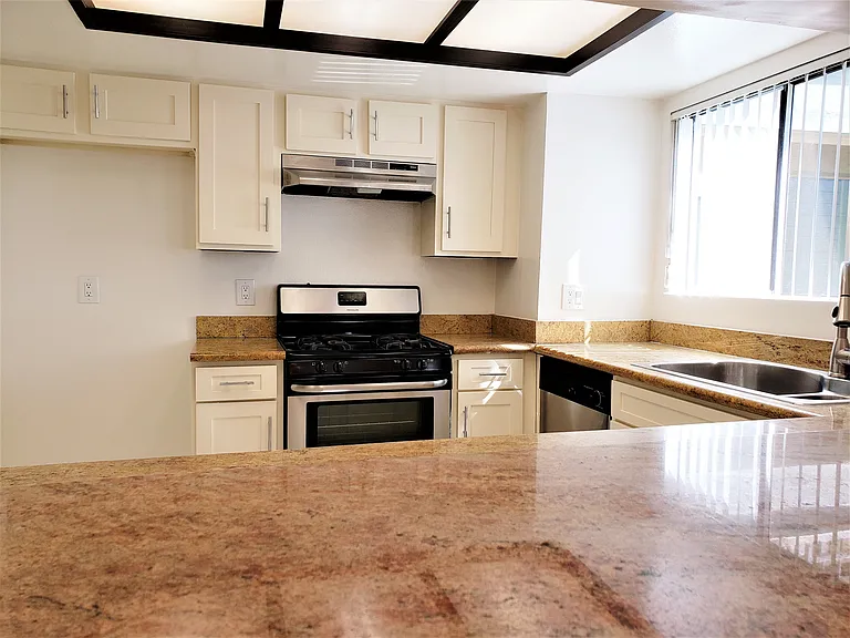 1141 N Columbus Ave — Photo 24