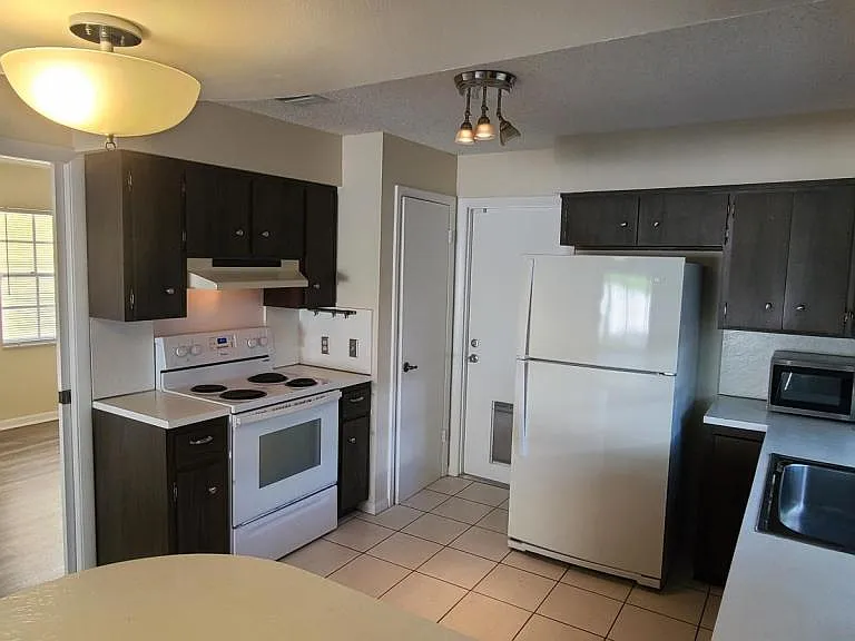 231 Shore Ln — Photo 2