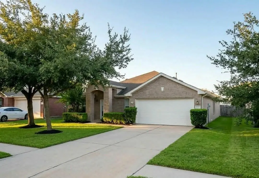 3 bed, 2.0 bath, 2054 sqft, $1,950 — Photo 1
