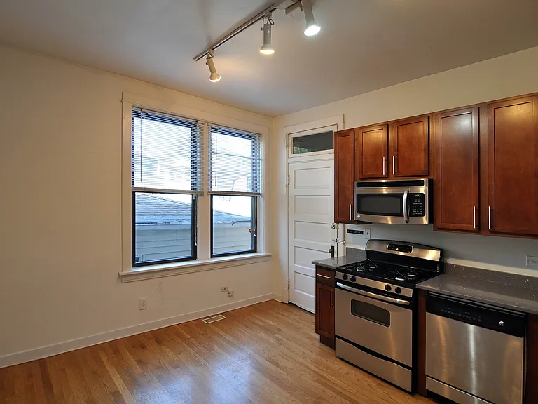 2638 W Iowa St #1R — Photo 3