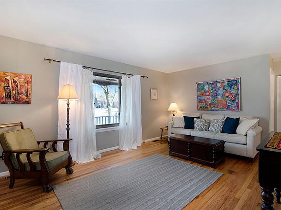 3rd image of 27 Revere Ct