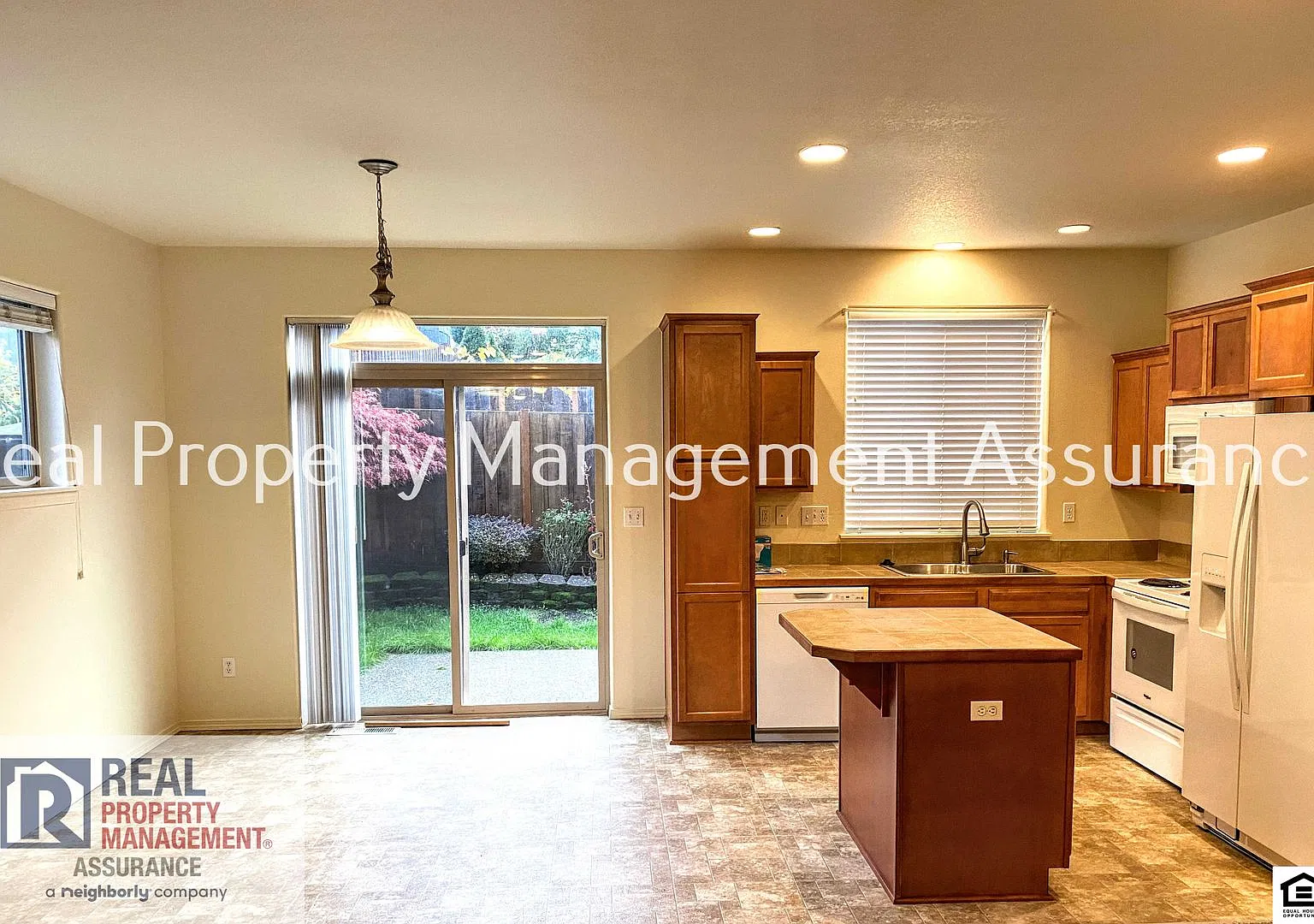Spacious 3-Bedroom Beaverton Home with Gas Fireplace, Fenced Yard & Garage — Photo 2