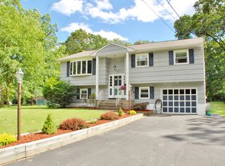 26 Clifton Rd, Oak Ridge, NJ 07438