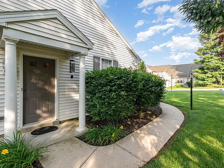660 Springhouse Ln — Photo 4