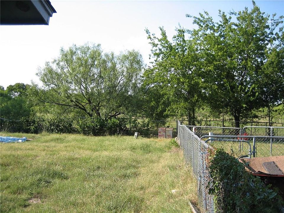 2nd image of 828 Colony Dr