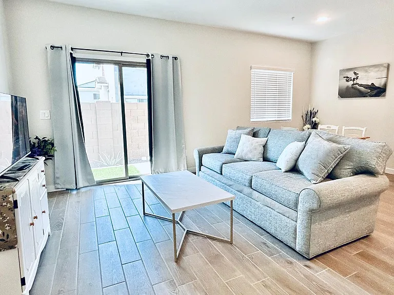7508 S 75th Dr — Photo 5