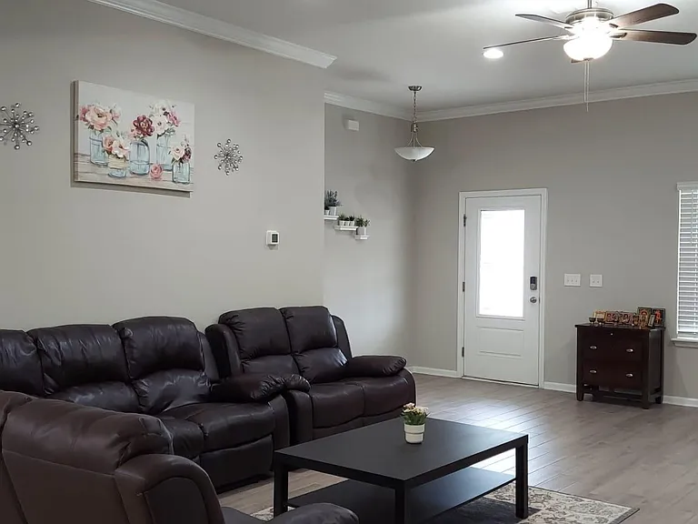 388 Glasgow Dr — Photo 5