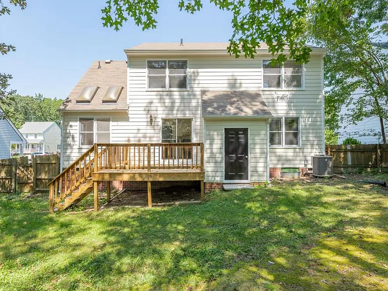 8915 Castle Point Dr — Photo 36