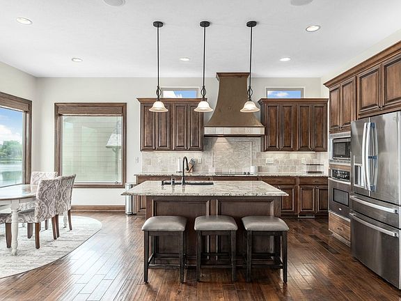 5th image of 818 N Fairoaks Ct