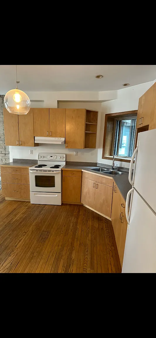1152 Queen St E #5 photo 1
