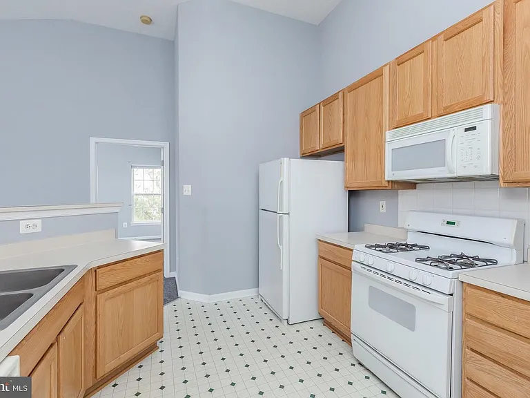3033 Hunting Ridge Dr — Photo 7